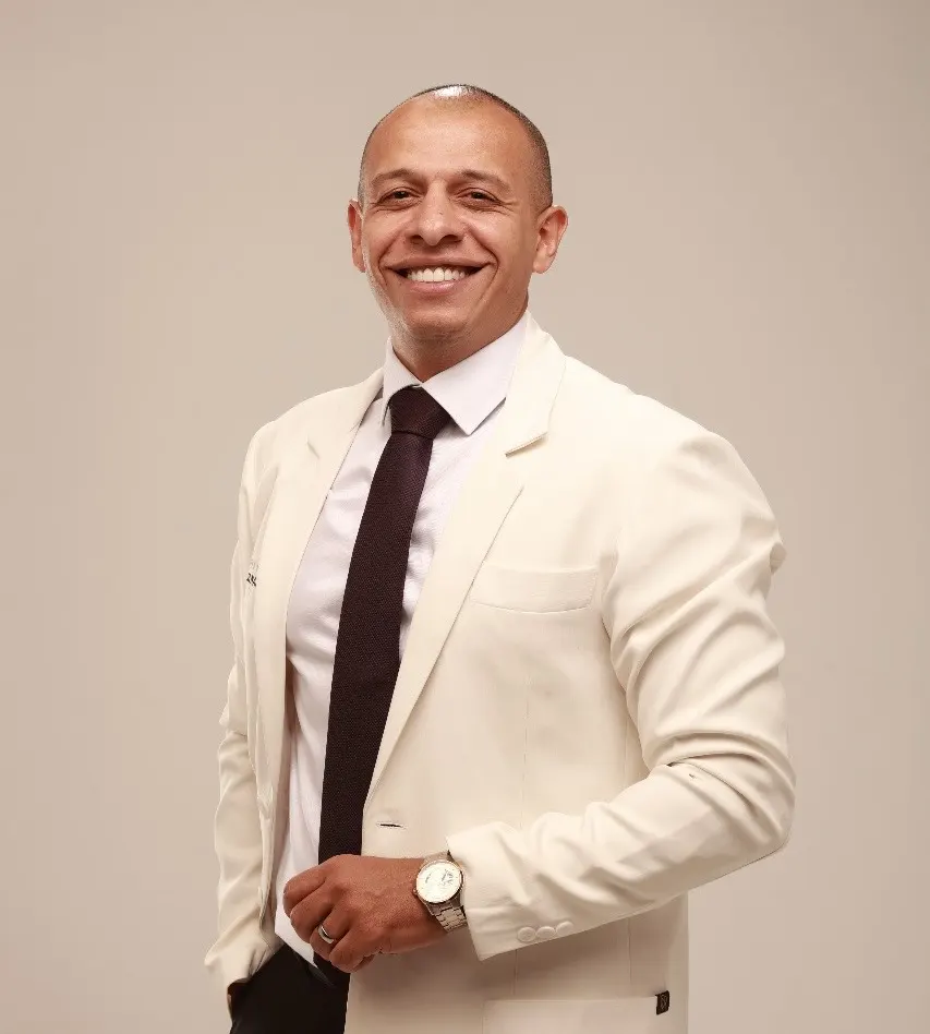 دكتور محمد النجار بدلة بيضاء