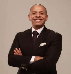 دكتور محمد مجدي النجار بدلة سوداء