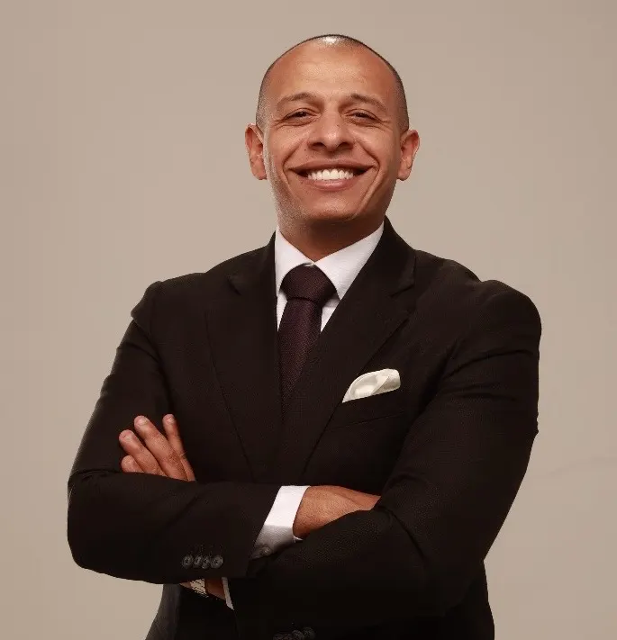 دكتور محمد مجدي النجار بدلة سوداء